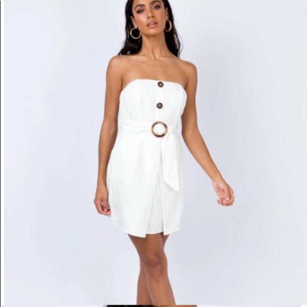 Strapless white dress with belt and buttons